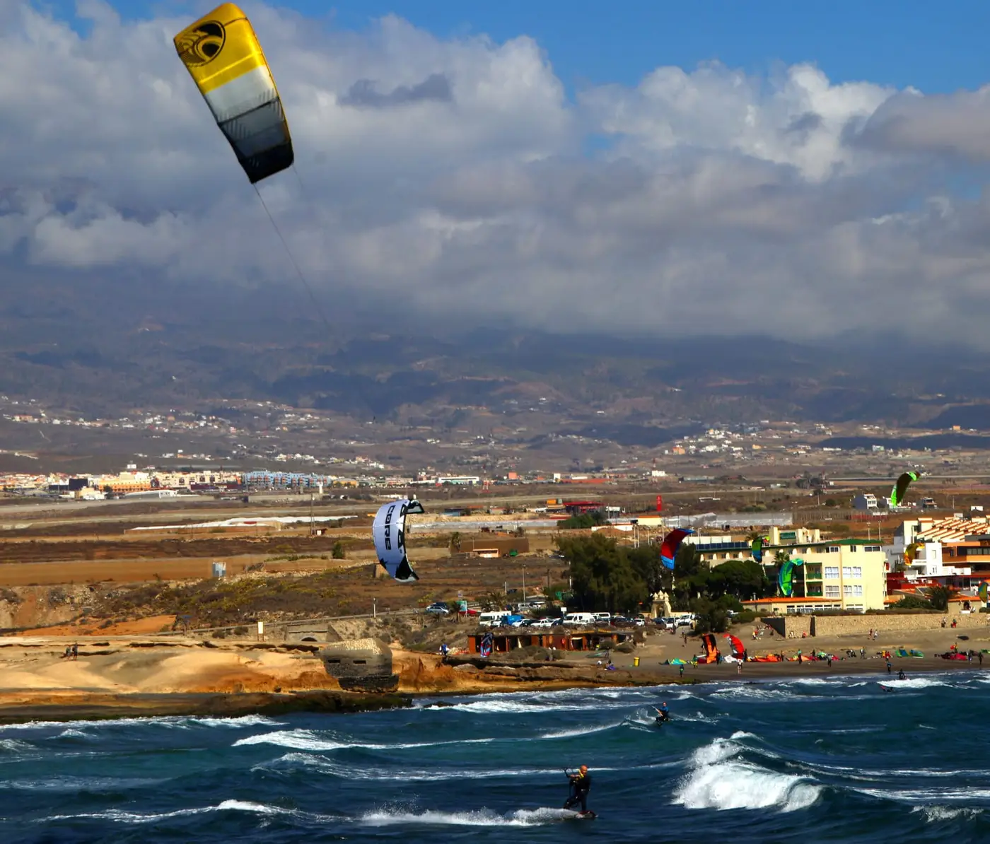 Kitesurfen und Windsurfen in El Médano: Wind, Saison und Unterkunft