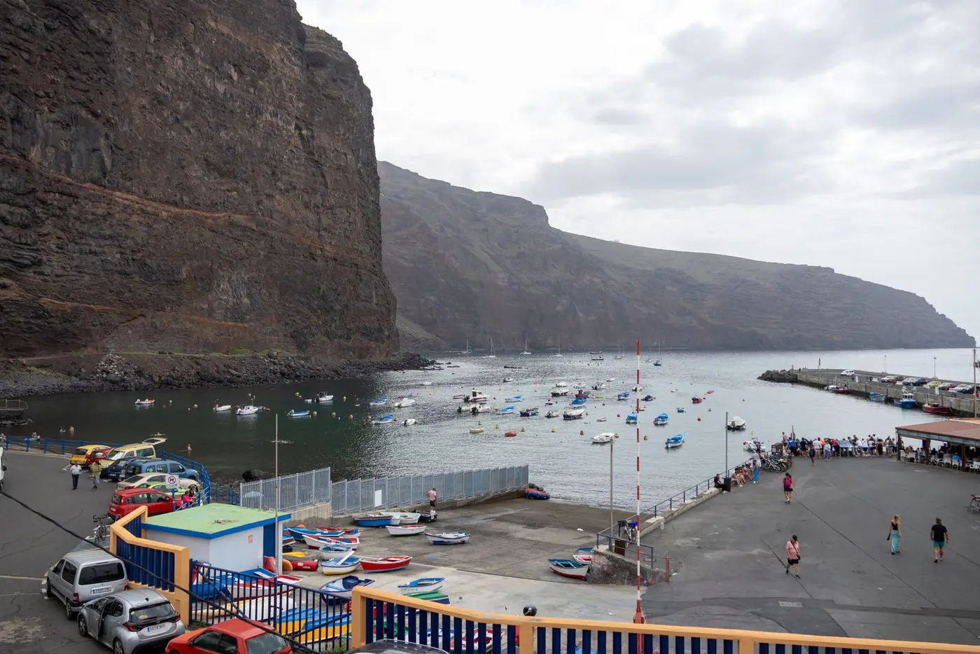 Acantilados y puerto de Vueltas, La Gomera: una localización natural